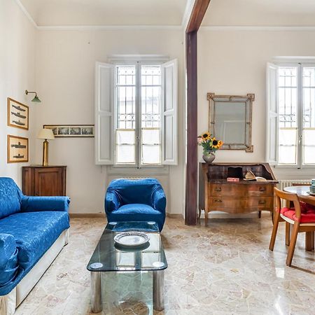 Bright Apartment With Private Garden And Balcony Florenţa Exterior foto