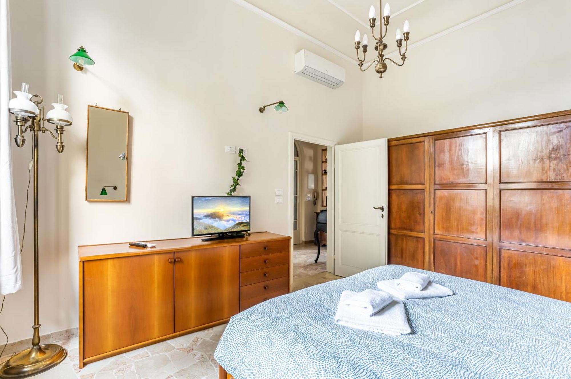 Bright Apartment With Private Garden And Balcony Florenţa Exterior foto