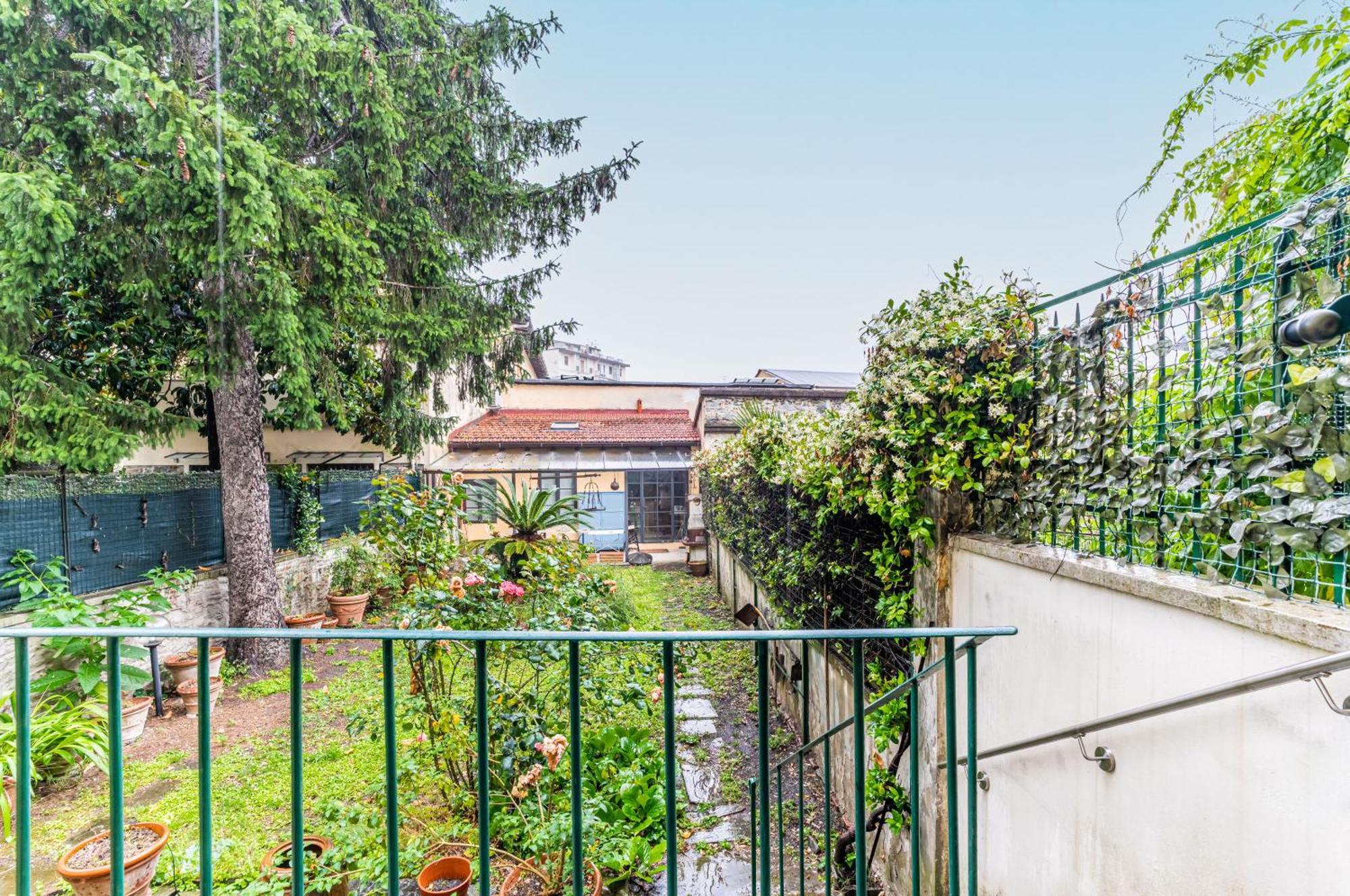 Bright Apartment With Private Garden And Balcony Florenţa Exterior foto